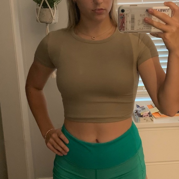 Aritzia Sunday Best crop tshirt - Picture 2 of 2